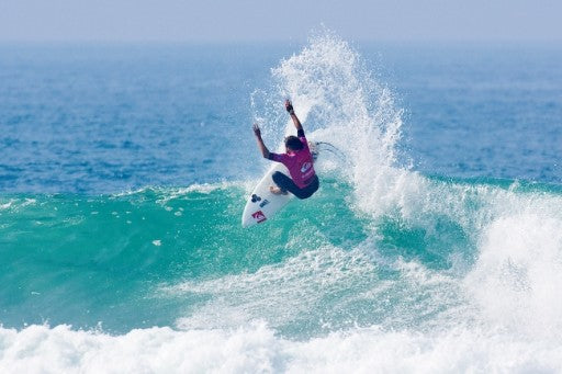 Dane Reynolds Wins his opening round 1 heat at the Quiksilver Pro France 2009.