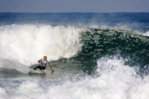 Kelly Slater wins his opening round 1 heat in France